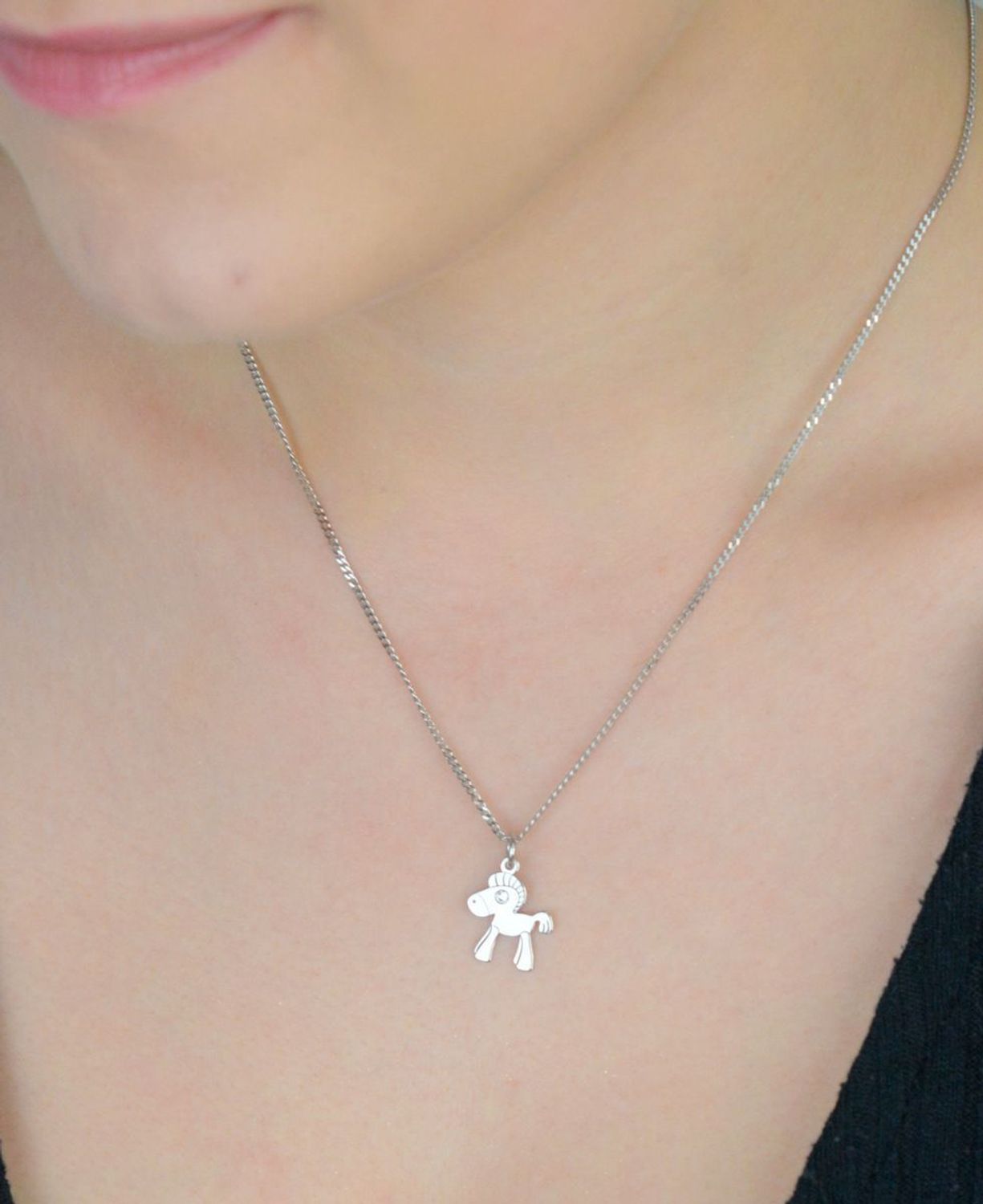 Zawieszka srebrna konik próba 925, CB 02 Delikatna i symboliczna – srebrna zawieszka w kształcie konika to uroczy dodatek, który zachwyca prostotą i eleganc 1.jpg